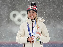 Spokojená Tereza Voborníková stojící na stupni vít�z�. (21. února 2026)