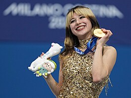 Alysa Liuová slaví na hrách v Itálii olympijské zlato.
