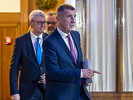 Premiér Andrej Babi� a ministr pr�myslu a obchodu Karel Havlí�ek p�i...