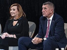 Premiér Andrej Babi� a ministryn� financí Alena Schillerová p�i p�edstavení...