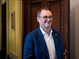 Na jednání vlády p�ichází ministr pro sport, prevenci a zdraví Boris ��astný....