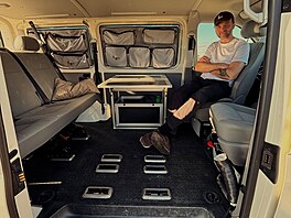 Obyt�ák si známý herec a cestovatel vybavil v�ím pot�ebným na základ� svých...