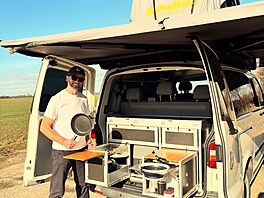 Transporteru nechybí ani venkovní posezení pod markýzou, minikuchy�ka, ale i...