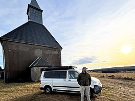 Dokonce, jak uvádí na svému webu, po�ádá pro zájemce výpravy do brdské divo�iny.