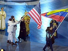 Sportovci s vlajkami Spojených stát� a Venezuely (22. února 2026)