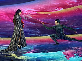 Zp�va�ka Joan Thiele a baletní tane�ník Roberto Bolle vystupují b�hem...