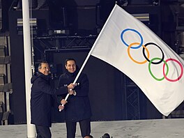 Starosta Milána Giuseppe Sala (vlevo) mává olympijskou vlajkou b�hem...