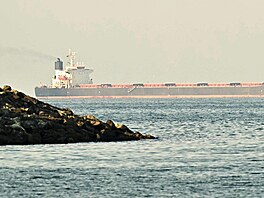 Nákladní lo� v Hormuzském pr�livu na snímku z 25. února 2026