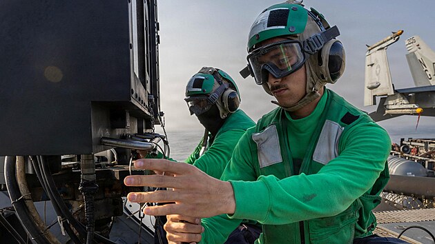 Americk� letadlov� lo� USS Abraham Lincoln se p�ed o�ek�van�m �derem proti �r�nu pohybuje v Arabsk�m mo�i. (20. �nora 2026)