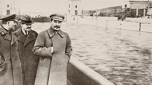 Zleva: Kliment Vor�ilov, Vja�eslav Molotov, Josif Stalin u kanálu Moskva�Volha...
