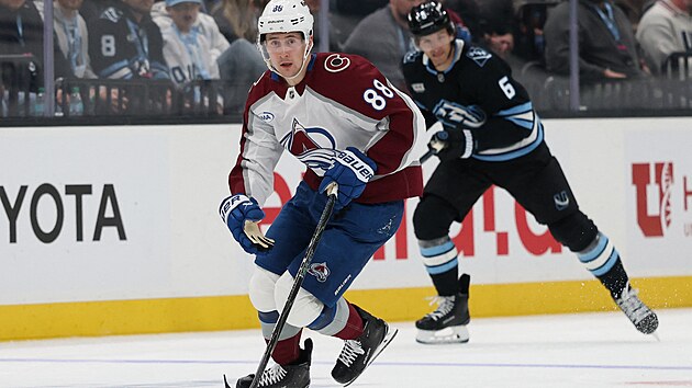 Martin Ne�as z Colorada vede puk v utk�n� proti Utahu.