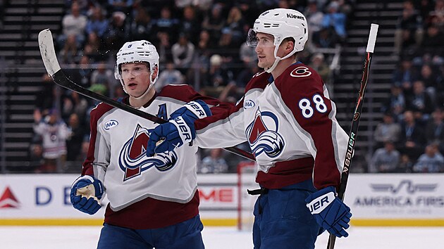 Martin Ne�as (vpravo) a Cale Makar oslavuj� g�l proti Utahu.