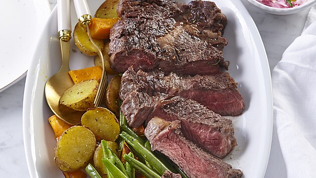 Steak se zeleninou a bylinkovou om��kou s �ervenou �epou