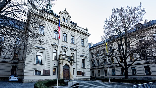 ��ad vl�dy p�ipomn�l v�ro�� zah�jen� rusk� agrese vyv�en�m ukrajinsk� vlajky na budov�. (24. �nora 2026)