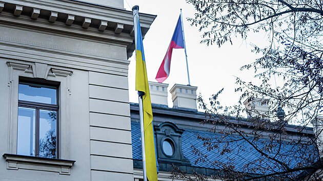 ��ad vl�dy p�ipomn�l v�ro�� zah�jen� rusk� agrese vyv�en�m ukrajinsk� vlajky na budov�. (24. �nora 2026)