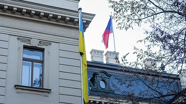 ��ad vl�dy p�ipomn�l v�ro�� zah�jen� rusk� agrese vyv�en�m ukrajinsk� vlajky na budov�. (24. �nora 2026)
