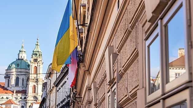 ��ad vl�dy si p�ipom�n� v�ro�� za��tku rusk� agrese a vyv�sil ukrajinskou vlajku. Vlajka je tak� na ministerstvu �kolstv�, kter� vede Robert Plaga (za ANO). (24. �nora 2026)