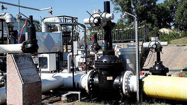 P�ij�mac� stanice ropovodu Dru�ba mezi Ma�arskem a Ruskem v ma�arsk� rafinerii MOL Group v Szazhalombatt� na Dunaji. Archivn� sn�mek z roku 2022.