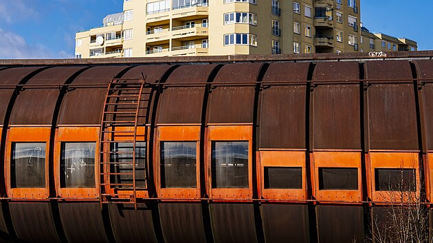 Tubus metra linky B spojuj�c� stanice H�rka a  Lu�iny.