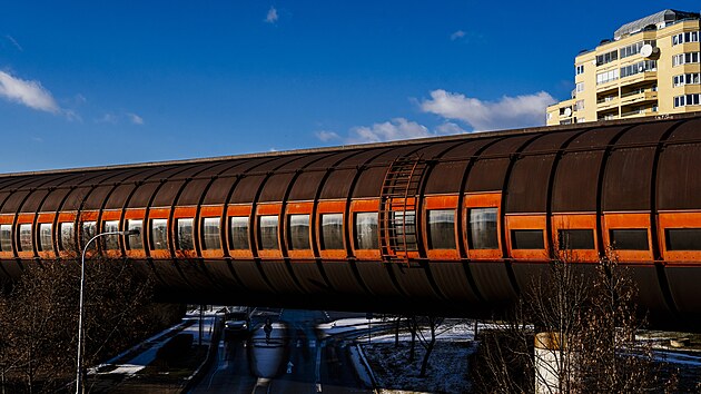 Tubus metra linky B spojuj�c� stanice H�rka a  Lu�iny.