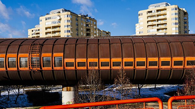 Tubus metra linky B spojuj�c� stanice H�rka a  Lu�iny.