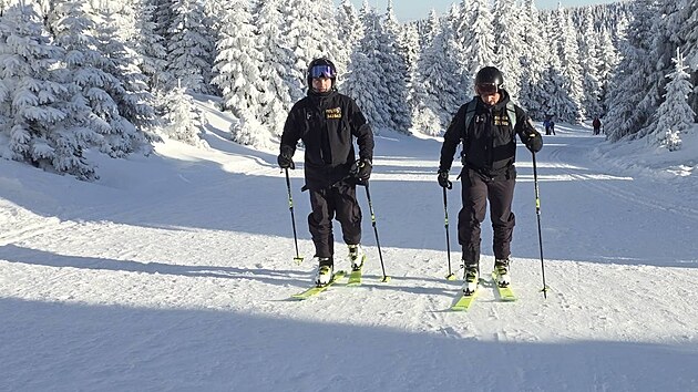 Policejn� ly�a�sk� hl�dky p�sob� ji� sedmou sezonu v�Beskydech a v Jesen�k�ch. Zima 2025/26.