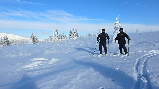 Policejn� ly�a�sk� hl�dky p�sob� ji� sedmou sezonu v�Beskydech a v Jesen�k�ch. Zima 2025/26.