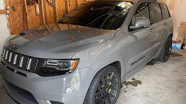 Jeep Grand Cherokee Trackhawk z roku 2019 se ve St�tech prod�v� za 78 000 dolar�. Pro� se zrovna majitelka zbavuje tohoto vozu za osmn�ctkr�t lacin�ji? Neptejte se. Kdo d��v p�ijde�