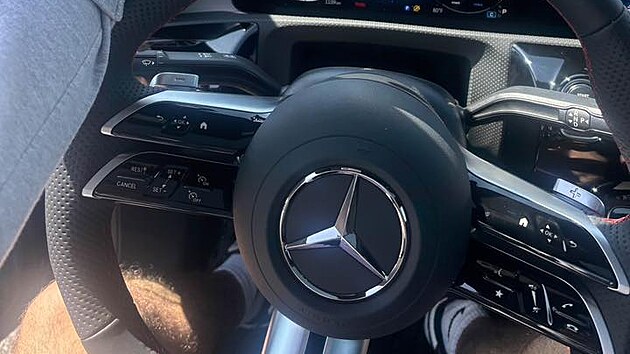 Jestli k nab�dce mercedesu krom� kl��� pat�� i ta dokladovka s kreditn� kartou, to u� inzer�t podan� anonymn�m ��astn�kem v uzav�en� skupin� na soci�ln�ch s�t�ch nezmi�uje.