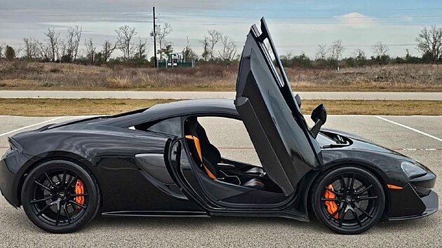 Ano, je to Mclaren 570S a je to Coupe 2D s rokem v�roby 2016. A to je tak v�echno, co pot�ebujete v�d�t, pokud m�te 6000 dolar� nazbyt.