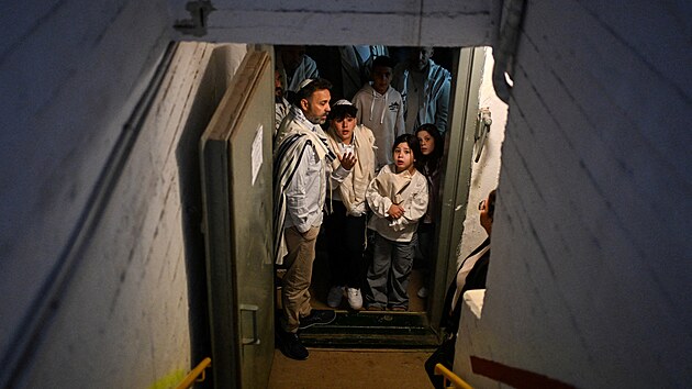 Izraelci se shroma��uj� v podzemn�m krytu v Tel Avivu pot�, co �r�n na zemi vyslal balistick� rakety. (28. �nora 2026)