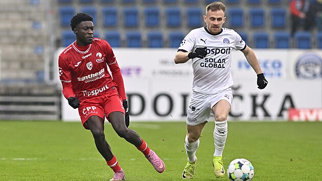 Momentka z utk�n� mezi fotbalisty Slov�cka a Pardubic.