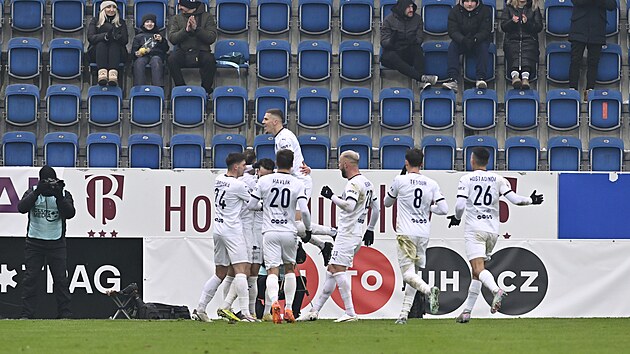 Radost fotbalist� Slov�cka po g�lu Jana Suchana proti Pardubic�m.