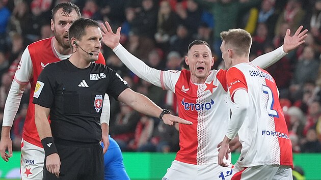 Jan Bo�il ze Slavie se div� rozhodnut� sud�ho Ond�eje Pechance b�hem utk�n� s...