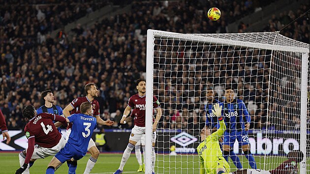Momentka z utk�n� mezi West Hamem a Bournemouthem. V akci i Tom� Sou�ek.