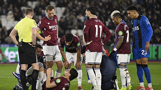 Momentka z utk�n� mezi West Hamem a Bournemouthem. O�et�ov�n� pozoruje i Tom�...