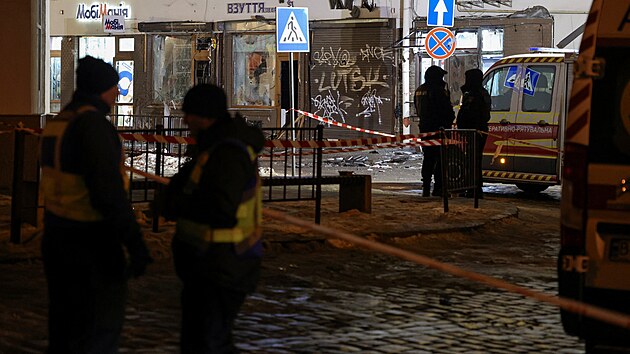 Centrem Lvova ot��sly v�buchy, p�i kter�ch zem�ela jedna policistka, zran�no bylo dal��ch 15 lid�. Starosta m�sta ozna�il �tok za za terorismus. (22. �nora 2026)
