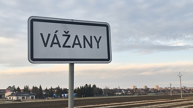 V�any zva�uj� odtr�en� od Krom���e a chystaj� k tomu referendum. V m�stn� ��sti �ije kolem 1 130 lid�. (�nor 2026)