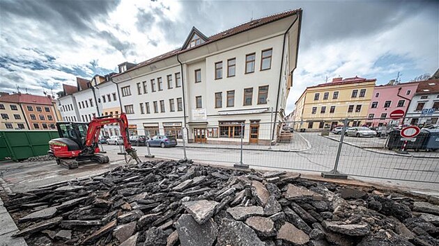 V �idovsk� ulici za b�valou Snahou u� pracuj� bagry. Do konce kv�tna zde vyrostou nov� ve�ejn� toalety s bezbari�rov�m p��stupem a p�ebalovac�m koutkem.