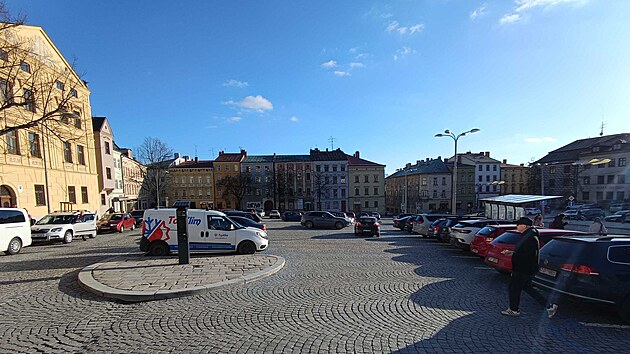 Spodn� ��st Masarykova n�m�st� v Jihlav� dnes slou�� jako jedno velk� parkovi�t�. Zat�mco architekti cht�j� plochu vy�istit a vr�tit lidem, politici se p�ou, zda auta neschovat pod zem.