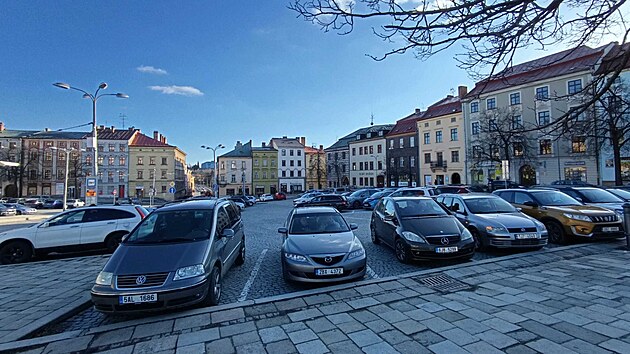 Spodn� ��st Masarykova n�m�st� v Jihlav� dnes slou�� jako jedno velk� parkovi�t�. Zat�mco architekti cht�j� plochu vy�istit a vr�tit lidem, politici se p�ou, zda auta neschovat pod zem.