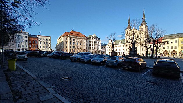 Podle architekta Davida Bekeho je sou�asn� rozd�len� n�m�st� nespravedliv�. Zat�mco auta zab�raj� drtivou v�t�inu plochy, pro voln� pohyb lid� zb�v� jen zlomek prostoru.