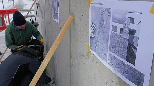 Josef Zlamal se sv�m kolegou nyn� vytv��� reli�fy v betonu kolem MethodKy, v kv�tnu bude n�sledovat vytvo�en� sgrafita v om�tce st�ny budovy.