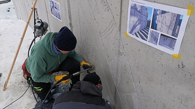 Josef Zlamal se sv�m kolegou nyn� vytv��� reli�fy v betonu kolem MethodKy, v kv�tnu bude n�sledovat vytvo�en� sgrafita v om�tce st�ny budovy.