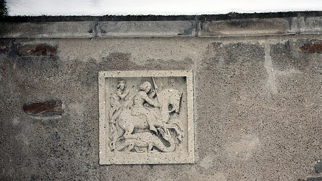 Detailn� pohled na kamenn� reli�f svat�ho Ji�� bojuj�c�ho s drakem, kter� je zasazen do fas�dy reprezenta�n�ho k��dla �koly. Tento n�bo�ensk� a ryt��sk� motiv p�esn� zapad� do L�wova konceptu �starobyl�ho s�dla�, kter� m�lo budit respekt a �ctu k historii, a�koli v jeho t�sn� bl�zkosti tepal modern� textiln� pr�mysl.