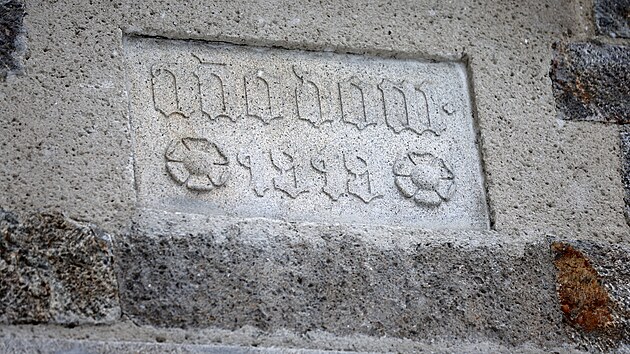 Rok zrodu romantick� vize. Kamenn� deska s letopo�tem 1919 zasazen� do fas�dy p�ipom�n� rok, kdy Karl L�w nechal k p�vodn� tov�rn� p�istav�t reprezenta�n� k��dlo.