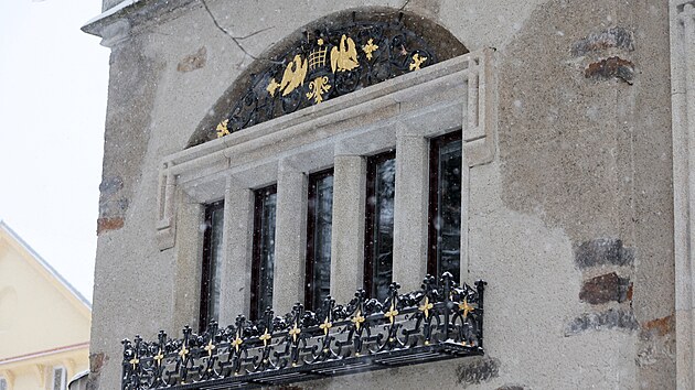 Detail okna v reprezenta�n�m k��dle zdob� kov��sk� pr�ce s heraldick�mi motivy a zlacen�mi prvky. Tato precizn� v�zdoba odkazuje na presti� rodiny L�wov�ch a jejich smysl pro luxus. Pr�v� tyto drobnosti, jako jsou zlacen� k��ky a orlice v nadpra��, dod�vaj� �jihlavsk�m Bradavic�m� jejich unik�tn� a vzne�en� charakter.