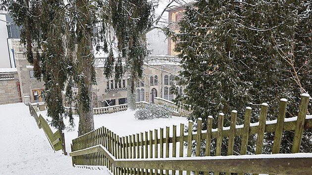 Pohled p�es d�ev�n� schodi�t� odhaluje romantick� z�kout� jihlavsk�ho Helen�na v zimn�m h�vu. Navzdory stra�ideln� zn�j�c�mu historick�mu n�zvu lokality p�sob� are�l dne�n� �umprumky� p��telsky a inspirativn�. Pr�v� tato �lenit� architektura zasazen� do svahu stoj� za obl�ben�m srovn�v�n�m �koly se sv�tem Harryho Pottera.