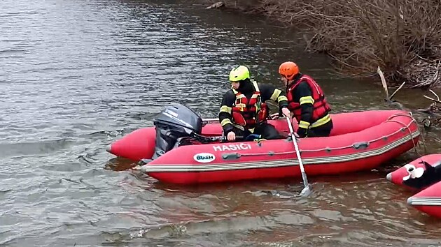 V okol� vodn� n�dr�e Dale�ice na T�eb��sku pokra�uje rozs�hl� p�trac� operace. Kolegov� hledaj� elitn�ho policejn�ho pot�p��e, kter� se p�i v�cviku nevyno�il. (24. �nora 2026)