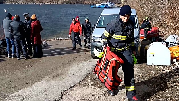 V okol� vodn� n�dr�e Dale�ice na T�eb��sku pokra�uje rozs�hl� p�trac� operace. Kolegov� hledaj� elitn�ho policejn�ho pot�p��e, kter� se p�i v�cviku nevyno�il. (24. �nora 2026)